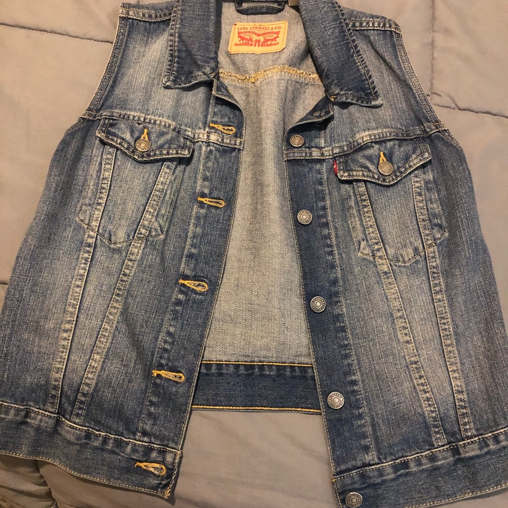 Women Levi’s denim vest